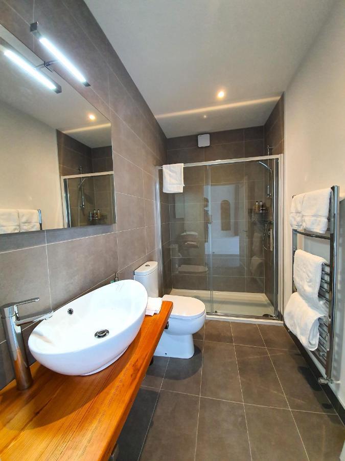 Dingle Garden Townhouse Bed & Breakfast Ngoại thất bức ảnh A wet room