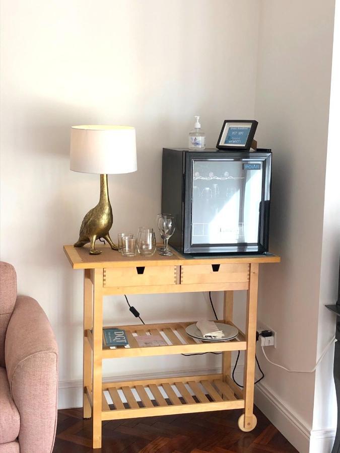 Dingle Garden Townhouse Bed & Breakfast Ngoại thất bức ảnh A mini-fridge in a hotel room