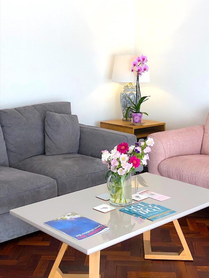 Dingle Garden Townhouse Bed & Breakfast Ngoại thất bức ảnh A living room with a coffee table