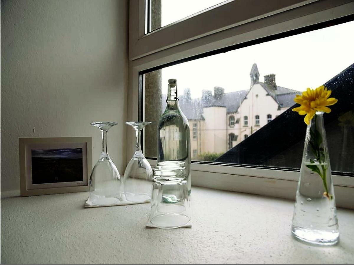 Dingle Garden Townhouse Bed & Breakfast Ngoại thất bức ảnh A windowsill