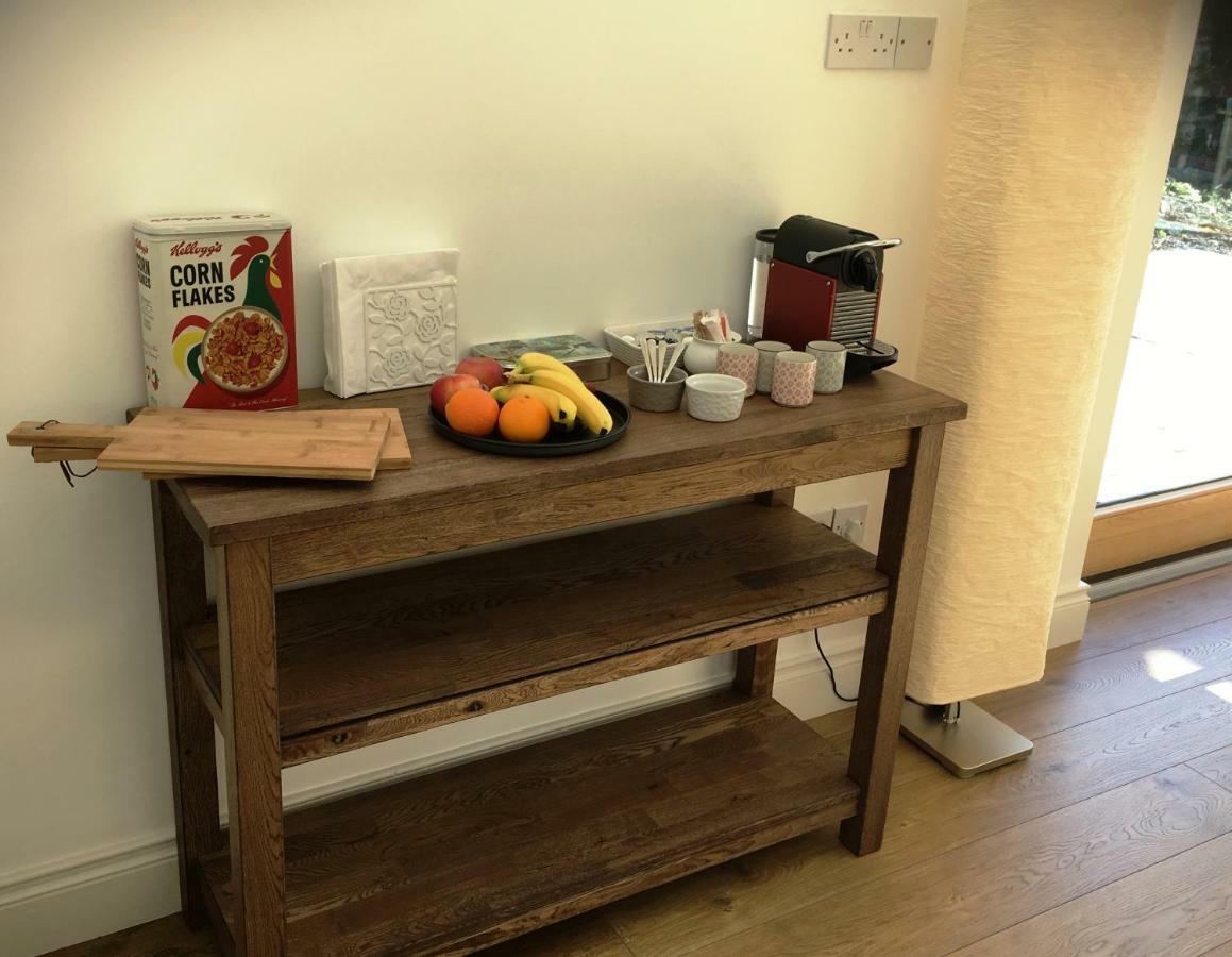 Dingle Garden Townhouse Bed & Breakfast Ngoại thất bức ảnh A coffee table with a coffee machine